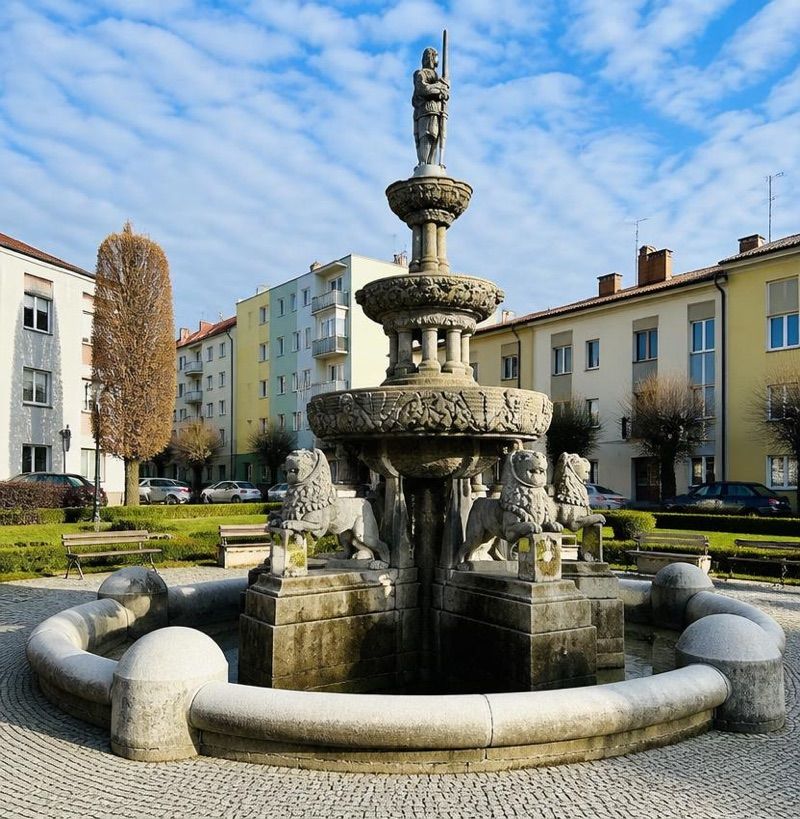Fontanna Rolanda, atrakcja w pobliżu dworca Prabuty
