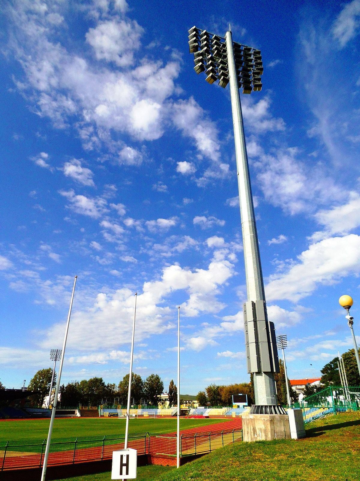 Stadion piłkarsko - lekkoatletyczny, atrakcja w pobliżu dworca Puławy Miasto