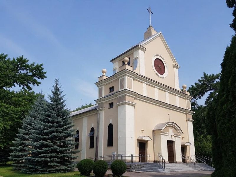 Kościół Rzymskokatolicki Garnizonowy p.w. MB Różańcowej. Dawna cerkiew prawosławna pw. Świętej Trójcy, atrakcja w pobliżu dworca Puławy Miasto