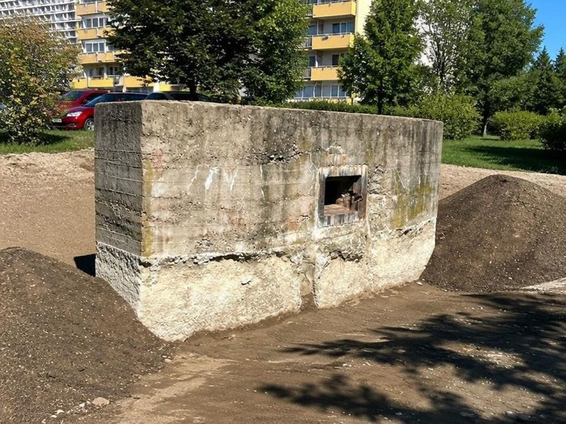 Stena pre protitankový kanón, atrakcja w pobliżu dworca Železničná stanica Bratislava-Petržalka