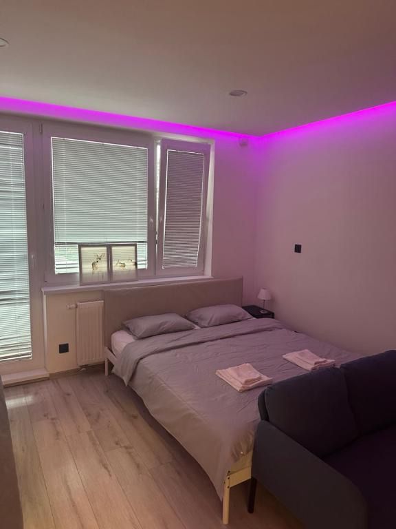 Light apartment near City Center with easy transport access, hotel blisko dworca Železničná stanica Bratislava-Petržalka
