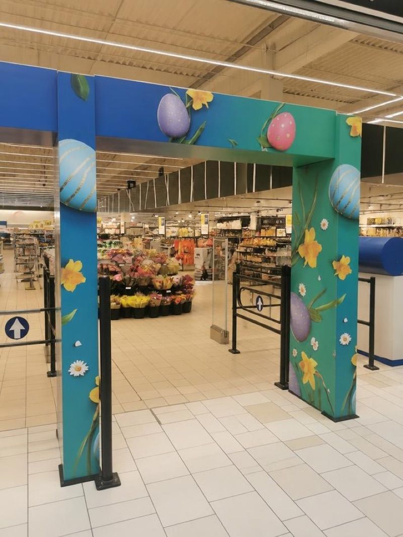 Tesco, sklep przy dworcu Železničná stanica Bratislava-Petržalka