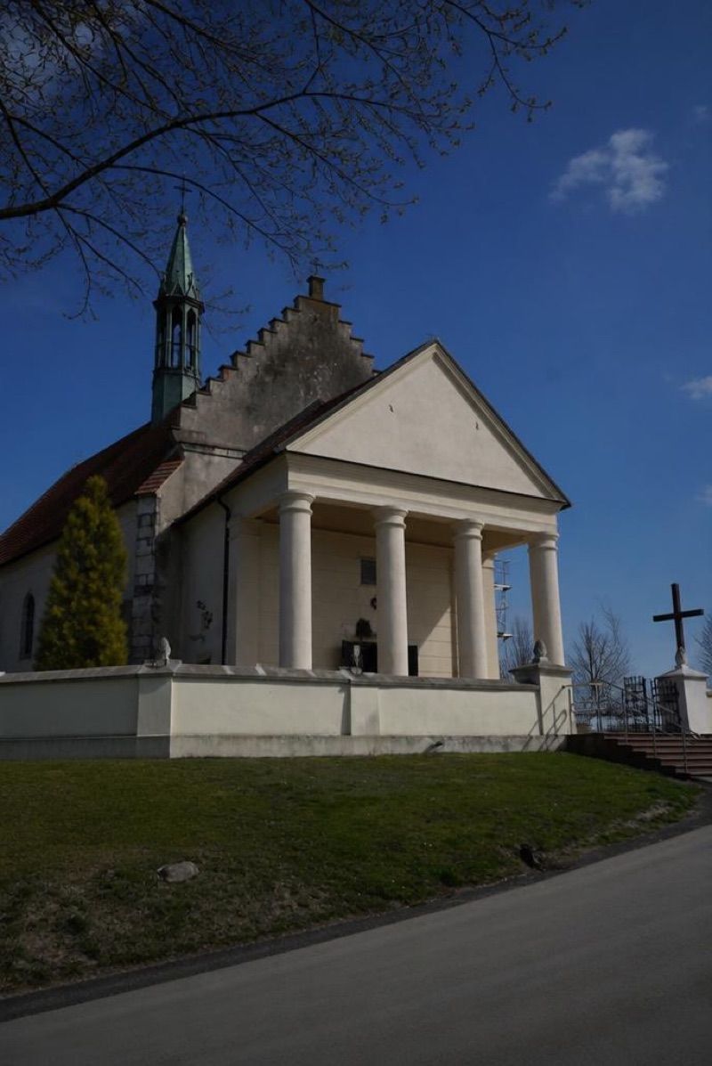 Kościół św. Wojciecha w Niedźwiedziu, atrakcja w pobliżu dworca Słomniki Miasto