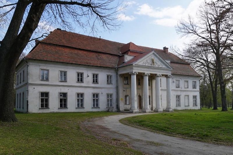 Pałac Wodzickich, atrakcja w pobliżu dworca Słomniki Miasto