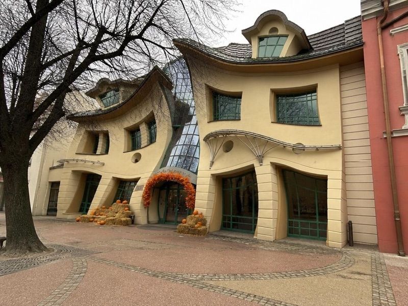 Krzywy Domek, atrakcja w pobliżu dworca Sopot