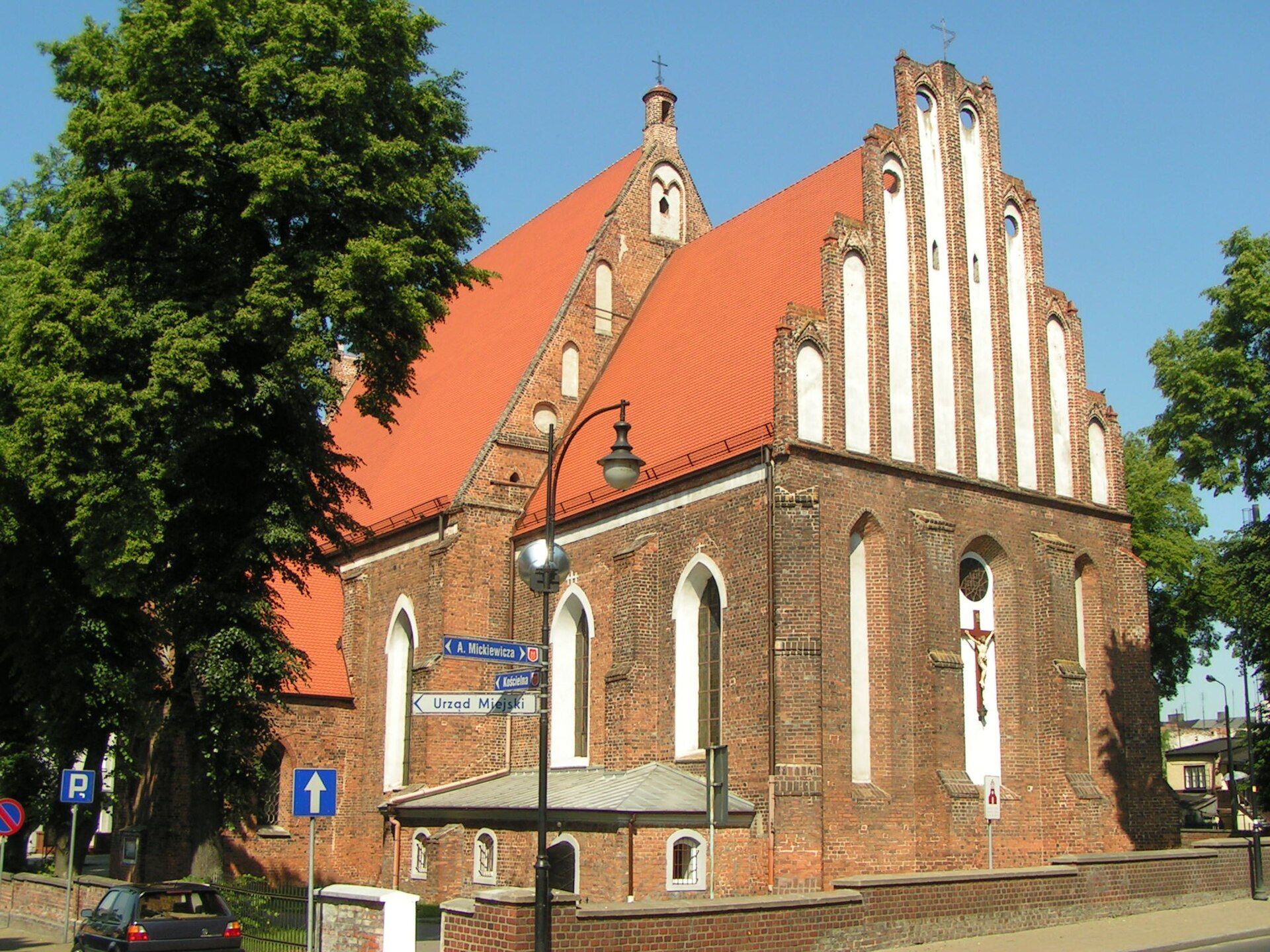 Kościół pw. Podwyższenia Krzyża Świętego (fara), atrakcja w pobliżu dworca Sulechów