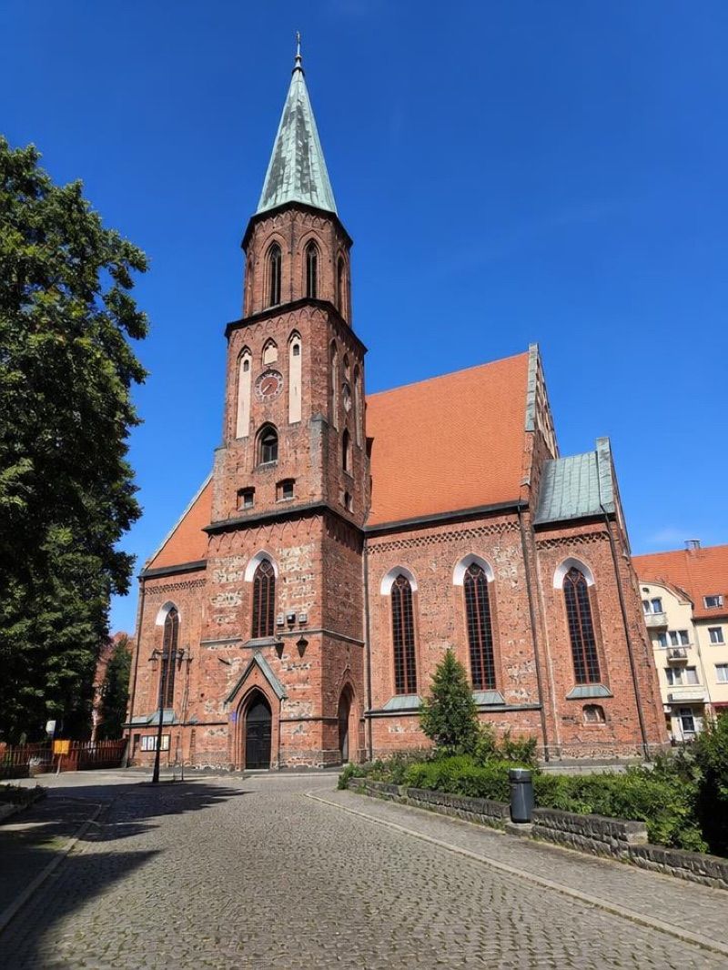 Kościół pw. Podwyższenia Krzyża Świętego (fara), atrakcja w pobliżu dworca Sulechów
