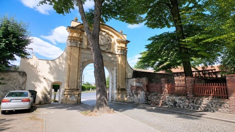 Brama Krośnieńska, atrakcja w pobliżu dworca Sulechów