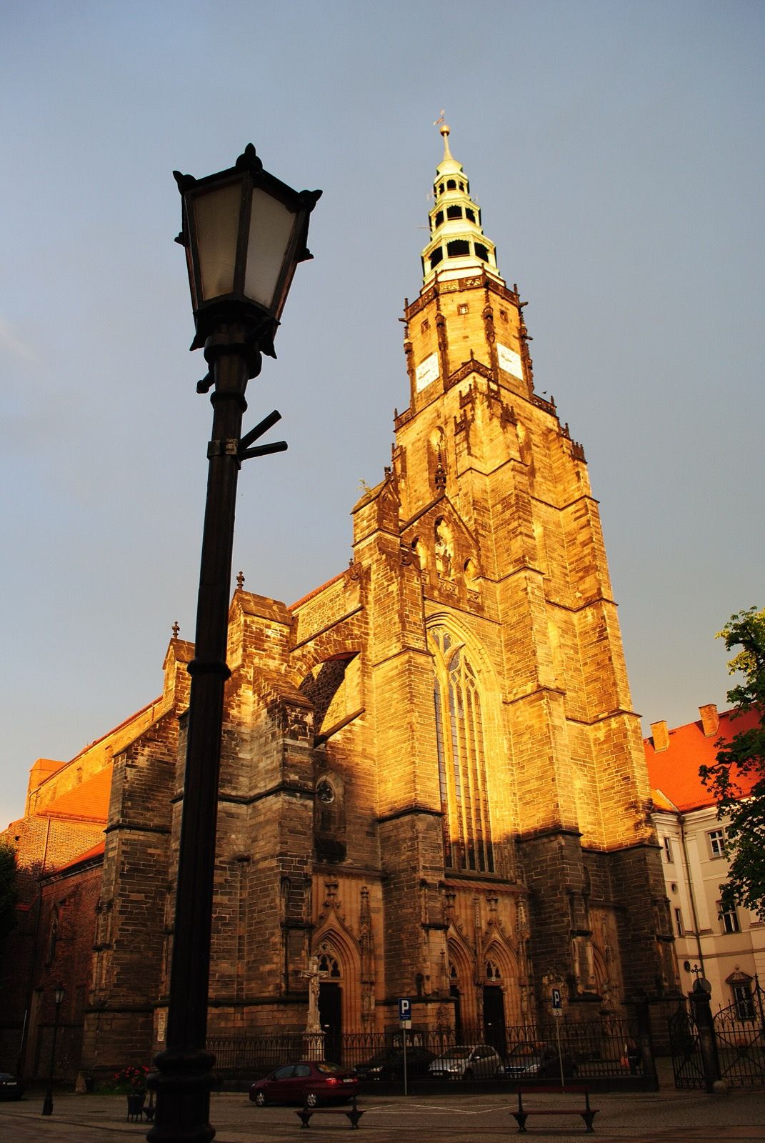 Kościół katedralny św. Stanisława i św. Wacława, atrakcja w pobliżu dworca Świdnica Miasto