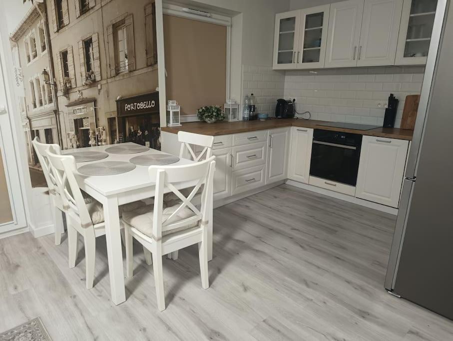 Apartament pod Złotym Bocianem, nocleg blisko dworca Świdnica Miasto