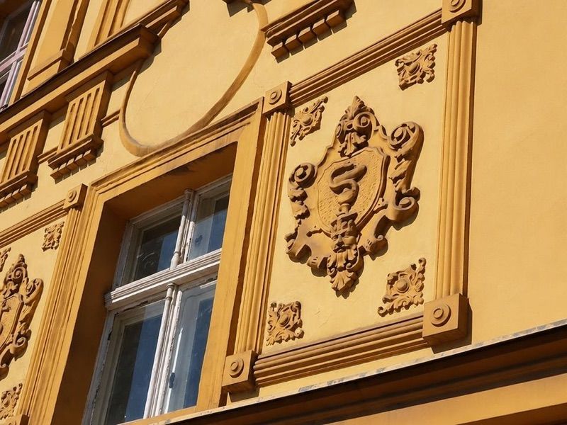 Pod Bykami. Apteka, sklep przy dworcu Świdnica Miasto