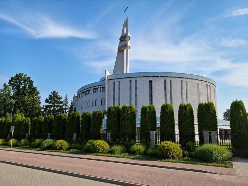 Parafia Rzymskokatolicka NMP Matki Kościoła, atrakcja w pobliżu dworca Świdnik Miasto