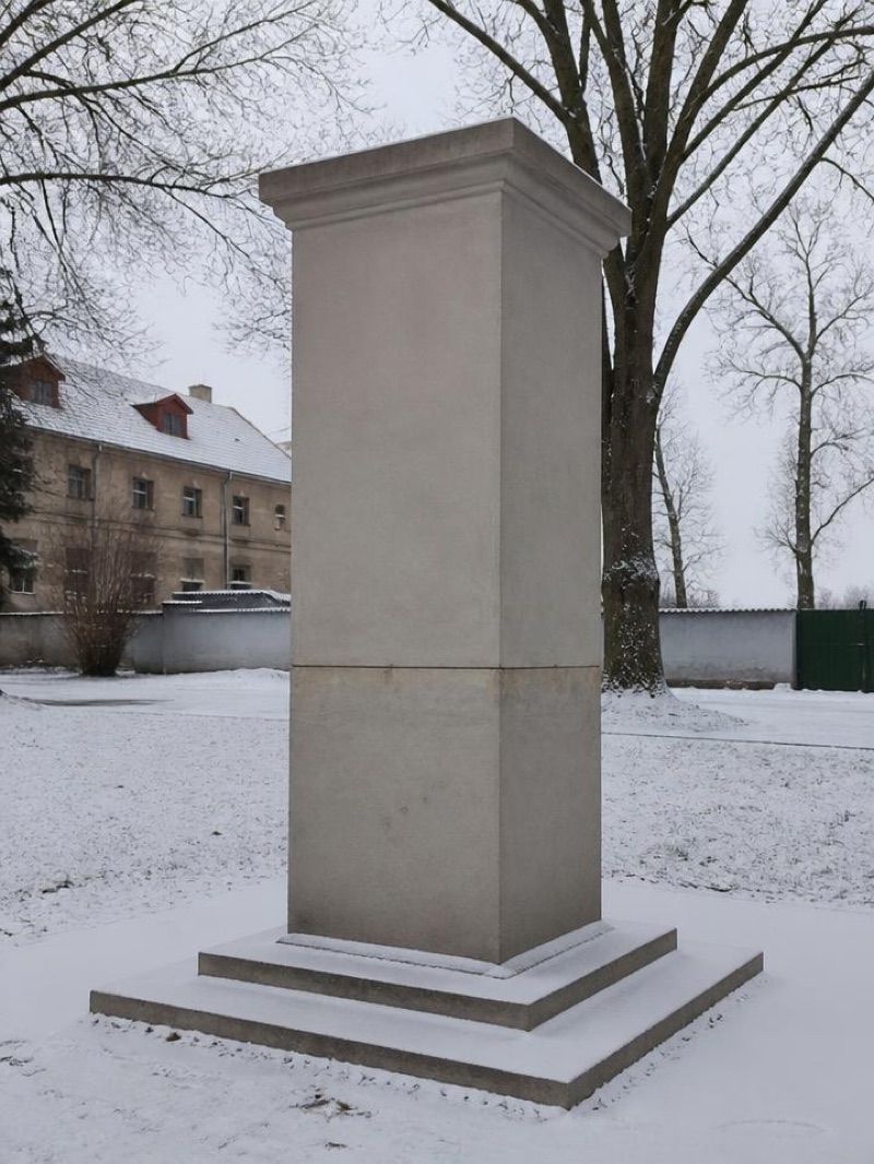 Pomnik Wacława z Szamotuł, atrakcja w pobliżu dworca Szamotuły