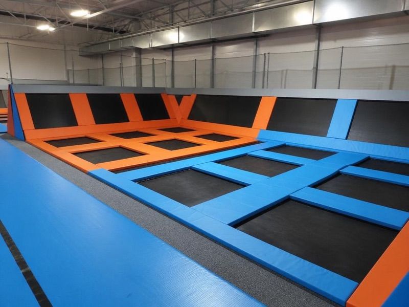 Rodzinny Park Rozrywki Fun Jump, atrakcja w pobliżu dworca Dąbie