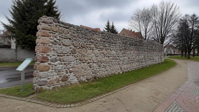 Fragment średniowiecznych murów obronnych z XIII wieku, atrakcja w pobliżu dworca Dąbie
