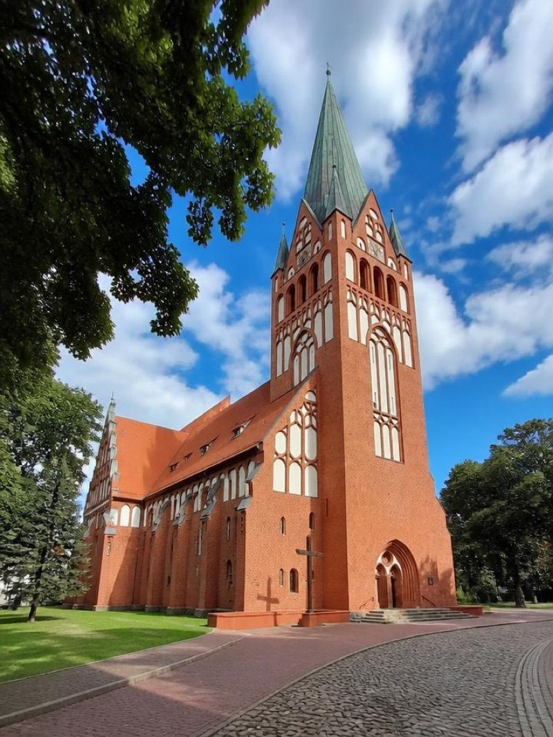 Kościół Narodzenia Najświętszej Maryi Panny w Szczecinku, atrakcja w pobliżu dworca Szczecinek