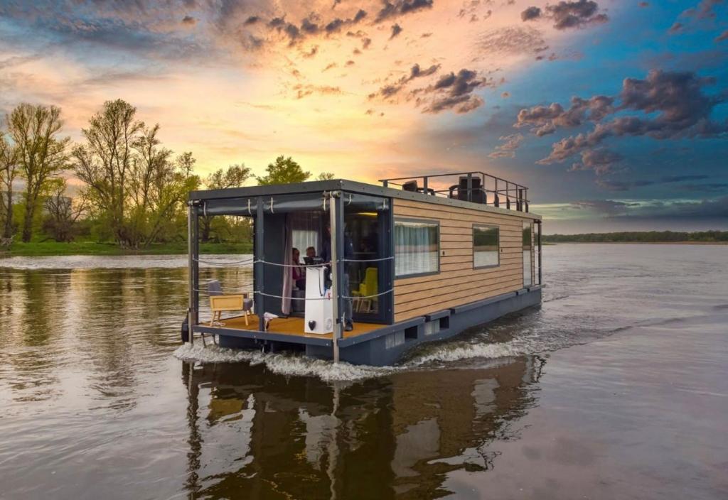 Houseboat - dom na wodzie, nocleg blisko dworca Tarnobrzeg