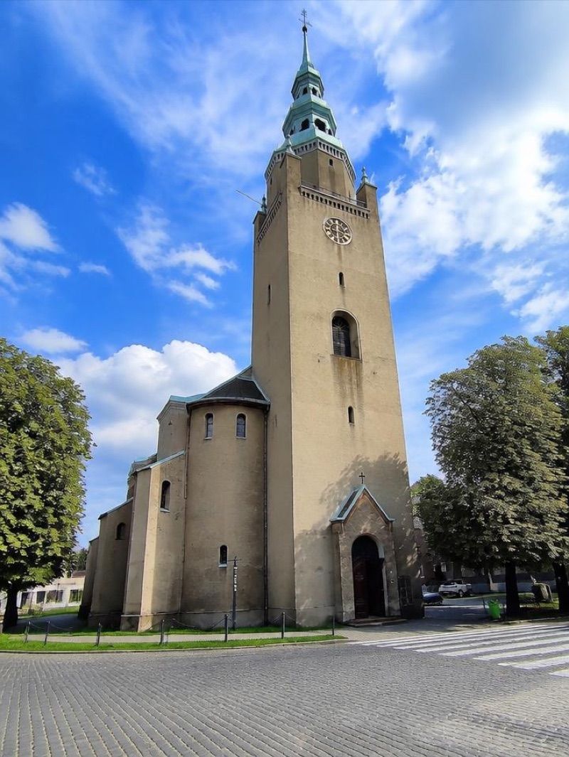 Kościół św. Apostołów Piotra i Pawła w Tarnowskich Górach, atrakcja w pobliżu dworca Tarnowskie Góry