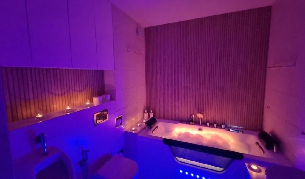 Apartament Corner Cappuccino z wanną z hydromasażem w centrum Tomaszowa! Parliamo anche Italiano!, hotel blisko dworca Tomaszów Mazowiecki