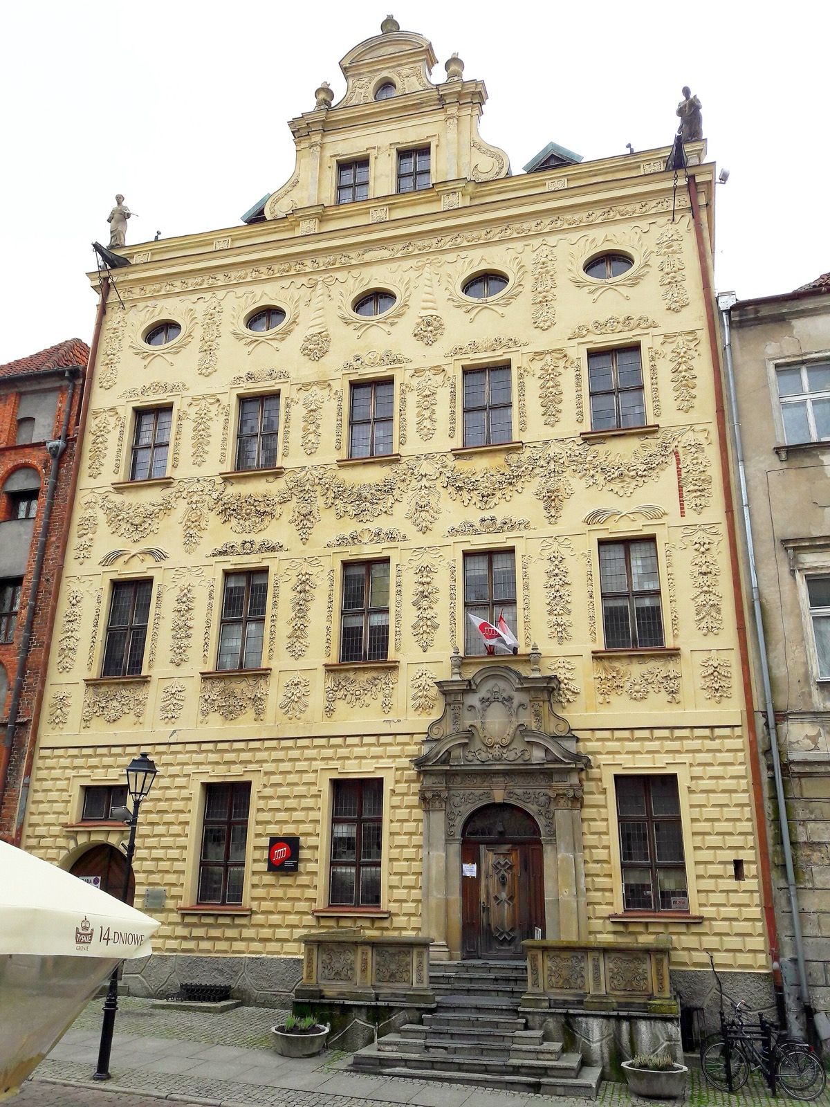 Pałac Dąmbskich w Toruniu, atrakcja w pobliżu dworca Toruń Miasto