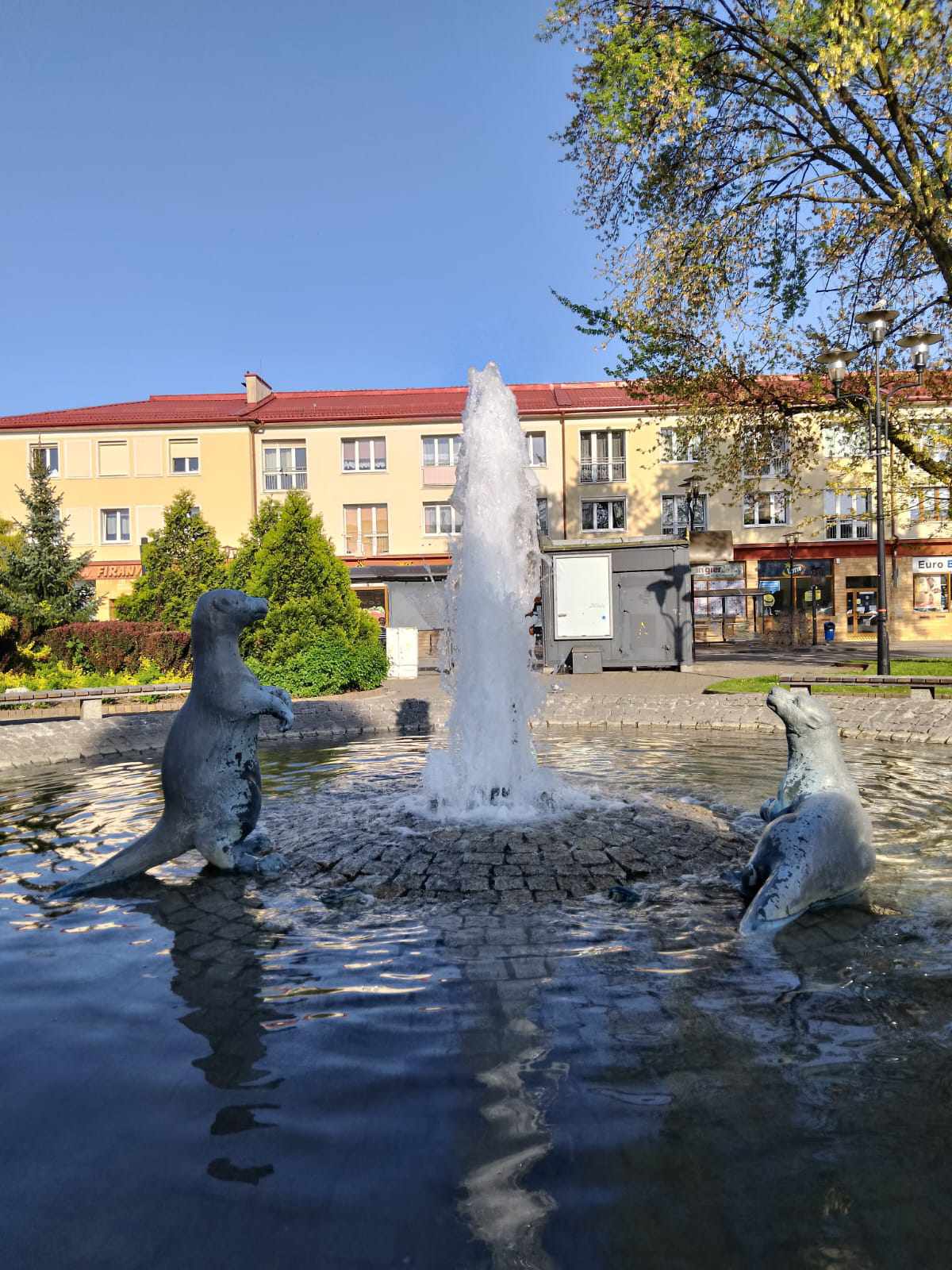 Fontanna z Wydrami, atrakcja w pobliżu dworca Tychy