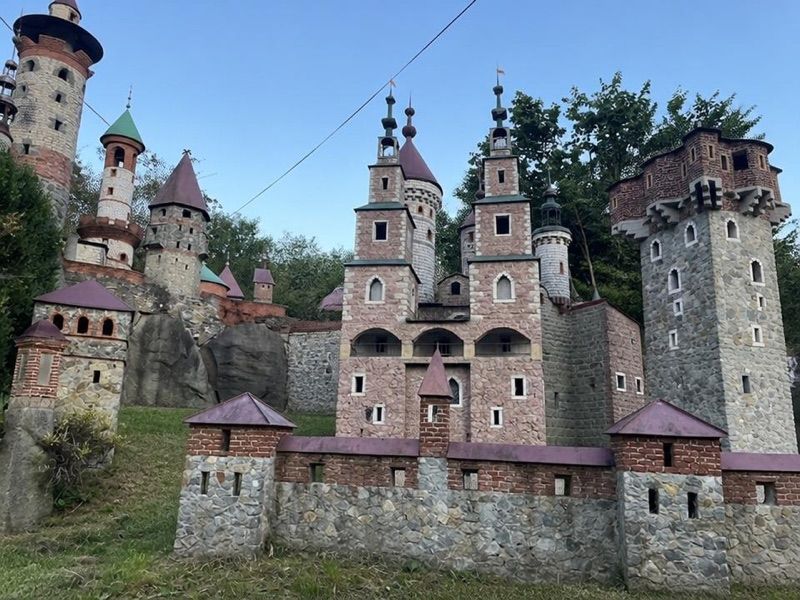 Miniaturowa skalna twierdza, atrakcja w pobliżu dworca Ustroń Polana