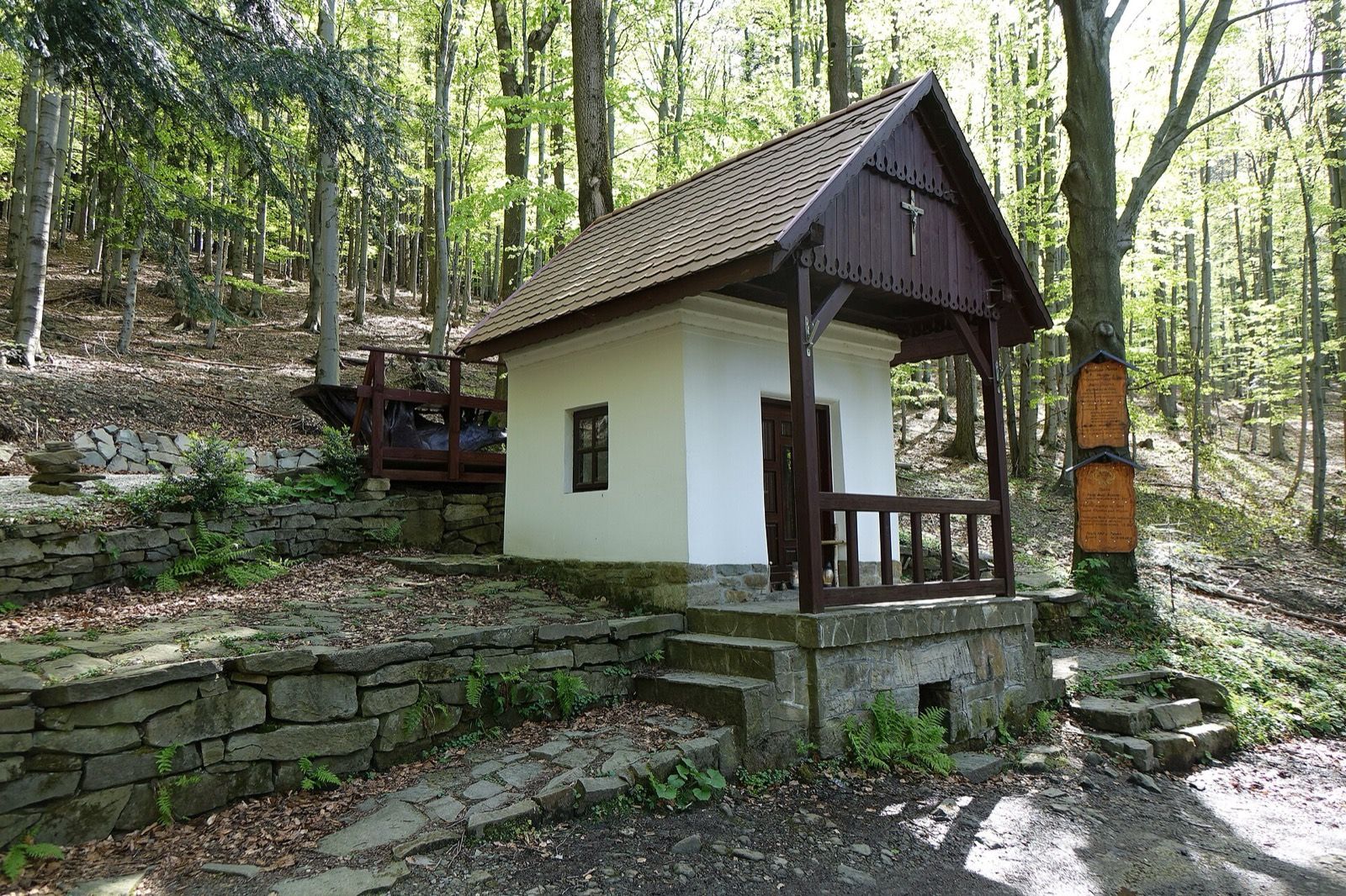 Kapliczka Matki Boskiej, atrakcja w pobliżu dworca Ustronie Morskie