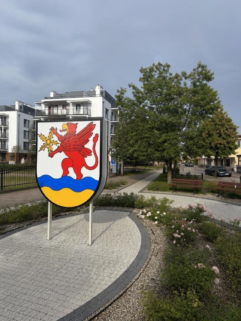 Skwer z herbem Ustronie Morskie, atrakcja w pobliżu dworca Ustronie Morskie
