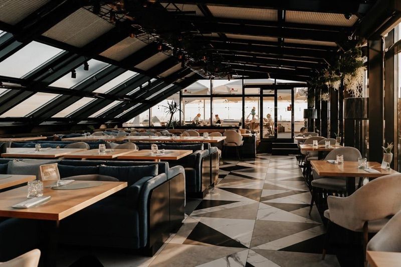 Bistro Caffe&Bar Level5 z widokiem na morze, okolice dworca Ustronie Morskie