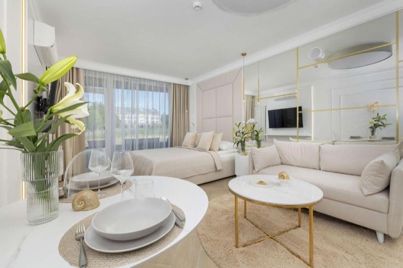Premium & Elegance Studio Golden Cranes with Terrace Close to the Sea by Noclegi Renters, hotel blisko dworca Ustronie Morskie