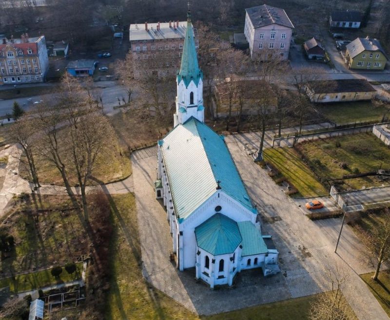 Parafia rzymskokatolicka św. Barbary w Wałbrzychu, atrakcja w pobliżu dworca Wałbrzych Miasto