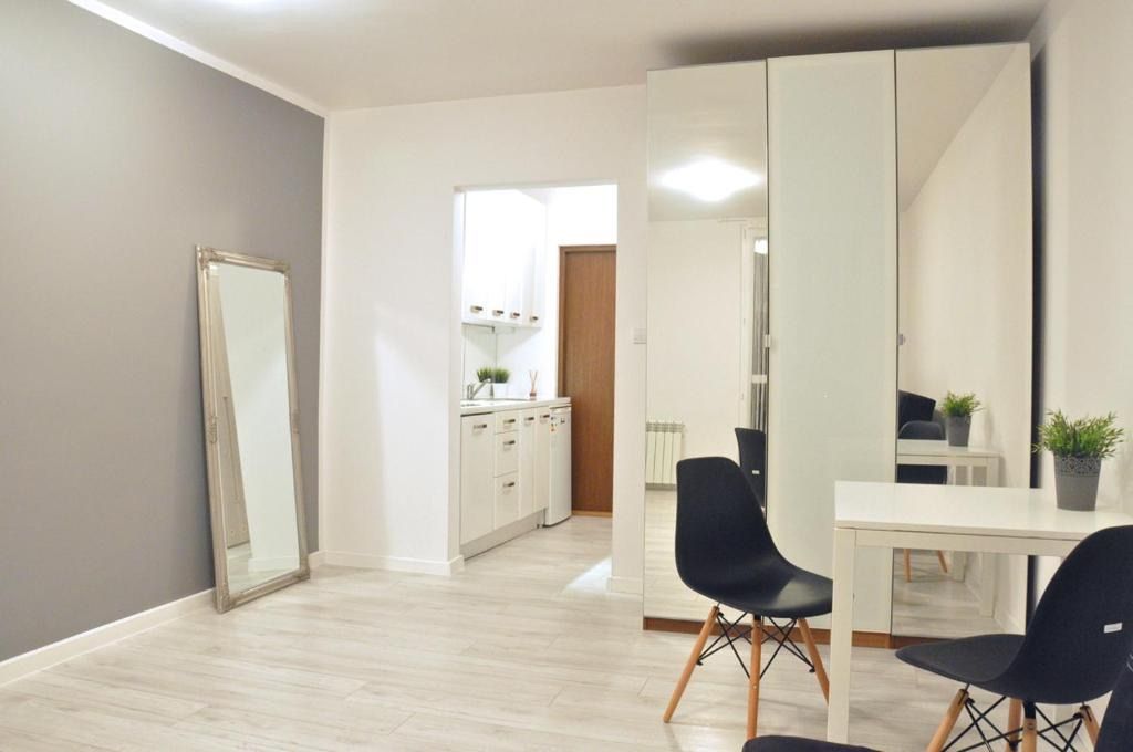 Nice and comfy studio close to Old town and metro., hotel blisko dworca Warszawa Gdańska