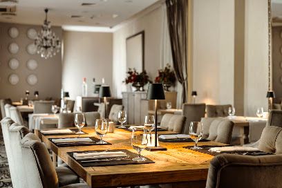 Restauracja Polska, okolice dworca Warszawa Służewiec