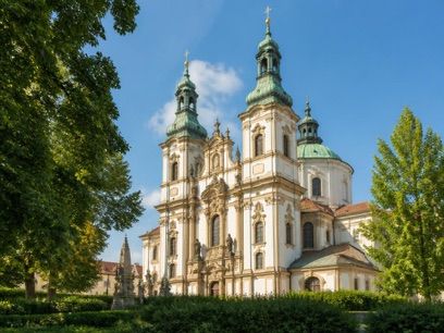 Kościół p.w. Wniebowzięcia N.M.P. we Włoszczowie (z poł. XVII w.), atrakcja w pobliżu dworca Włoszczowa Północ