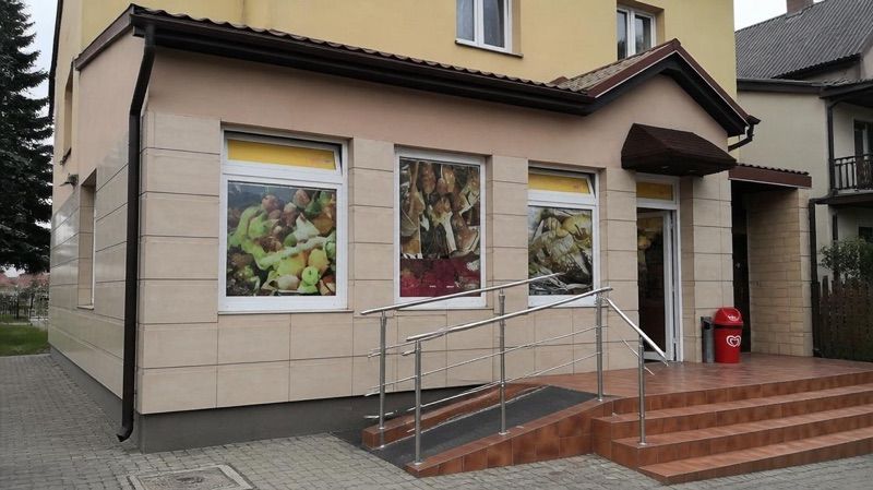 POZIOMKA sklep spożywczy (w ofercie hot-dogi), sklep przy dworcu Włoszczowa Północ