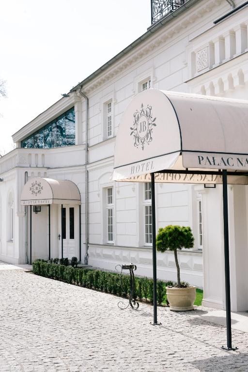 Pałac na Opieszynie, hotel blisko dworca Września