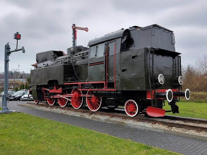 Pomnik techniki - Parowóz TKt48-124, atrakcja w pobliżu dworca Zagórz