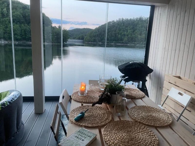 Lakeside Cottage by Bystrzyckie Lake & Dam, hotel blisko dworca Zagórz