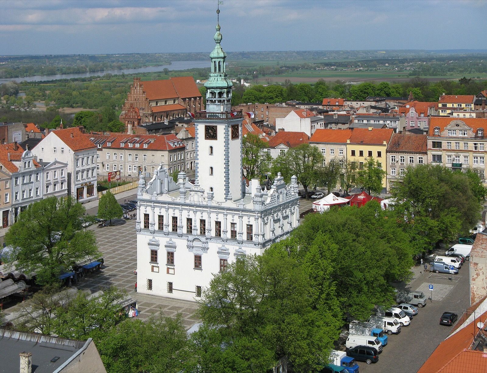 Rynek Miejski, atrakcja w pobliżu dworca Żmigród