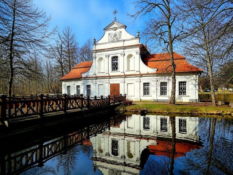 Kościół rzymskokatolicki "Na Wodzie" pw. św. Jana Nepomucena, atrakcja w pobliżu dworca Zwierzyniec